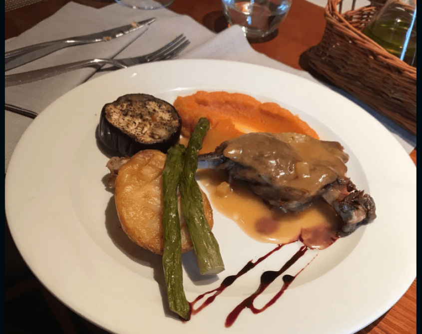 Cena con una oferta variada de platos y buffet de postres